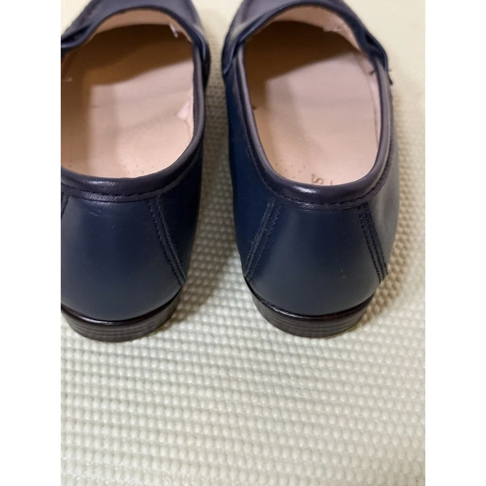 Women Soft Spots Navy Leather Loafers  Size 10 Medium USA Comfort Preppy Classy